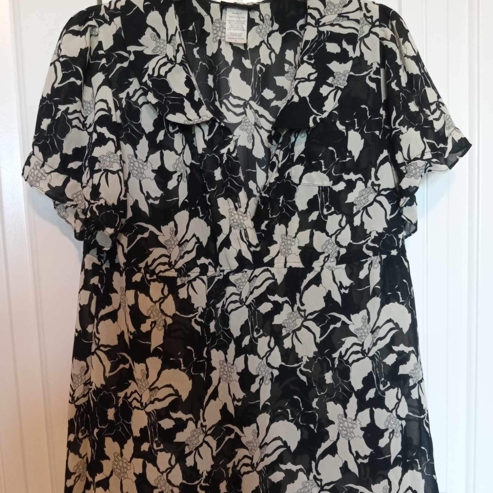 Perseption Concept Black/White Floral Sheer Top LARGE Button Neck Short Sleeve